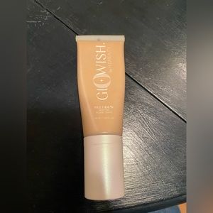 GloWish multidew skin tint by Huda Beauty in shade 02 Fair Light